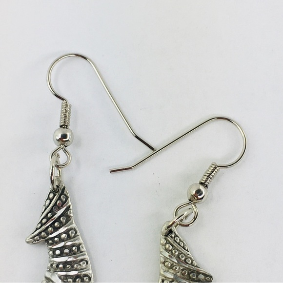 Coyote Dangle Earrings Howling Wolf Diamond Cut Silver Tone New Without Tags - Picture 3 of 7